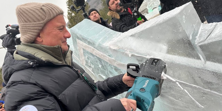 Герман Греф вырезал скульптуру изо льда на курорте Манжерок