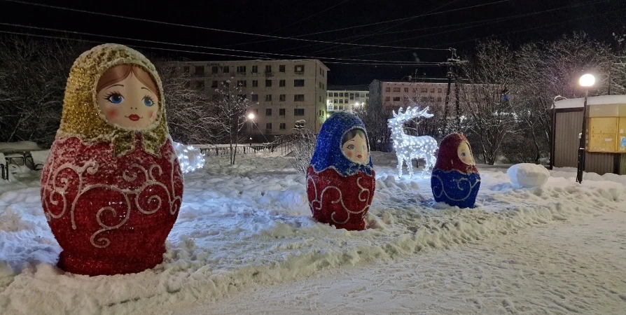 Матрешки как посланницы любви и счастья украсили Хлебную площадь в Видяево