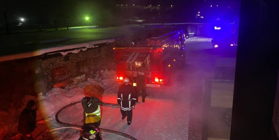 Баллон с углекислотой успели эвакуировать из горящего гаража в Мурманске