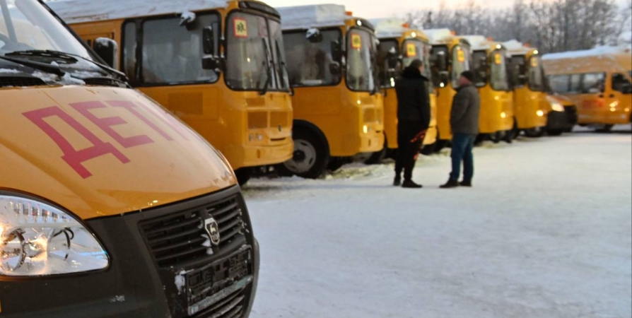 В школы Мурманской области передали еще 12 автобусов