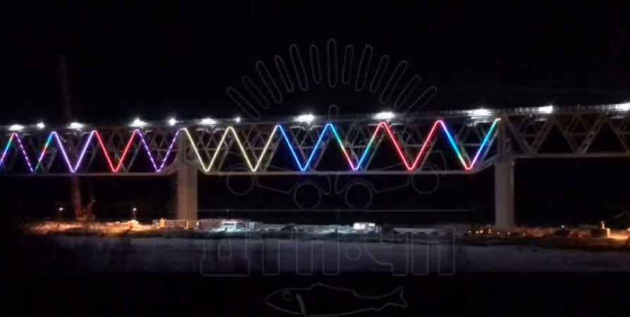 Новый мост через Тулому украсили новогодней подсветкой