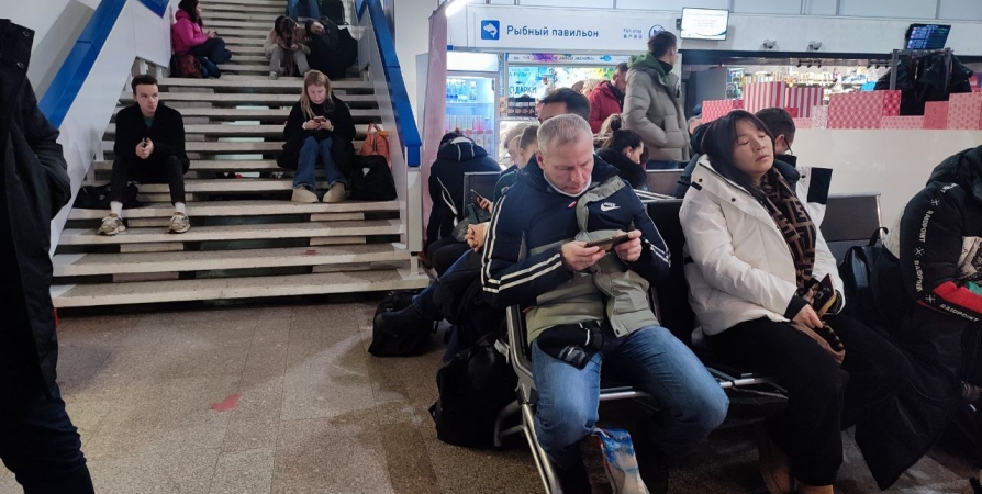 Пассажирам пришлось ожидать рейса в аэропорту Мурманск, сидя на полу