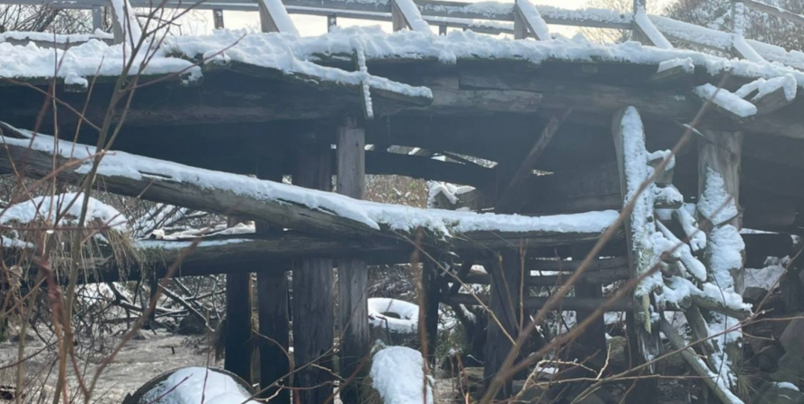 По просьбам мурманчан отремонтируют деревянный мост через реку Роста