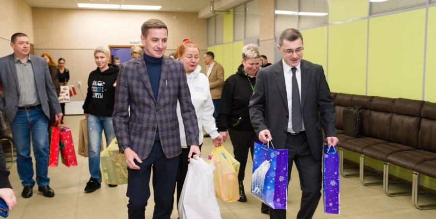 Депутаты мурманского Горсовета приняли участие в предновогодней акции «Подари детям счастье»