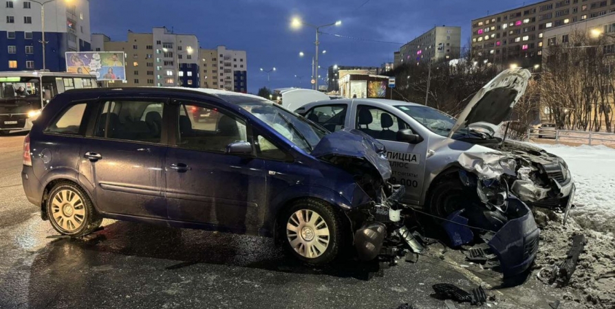 Два человека пострадали при столкновении двух авто в Североморске