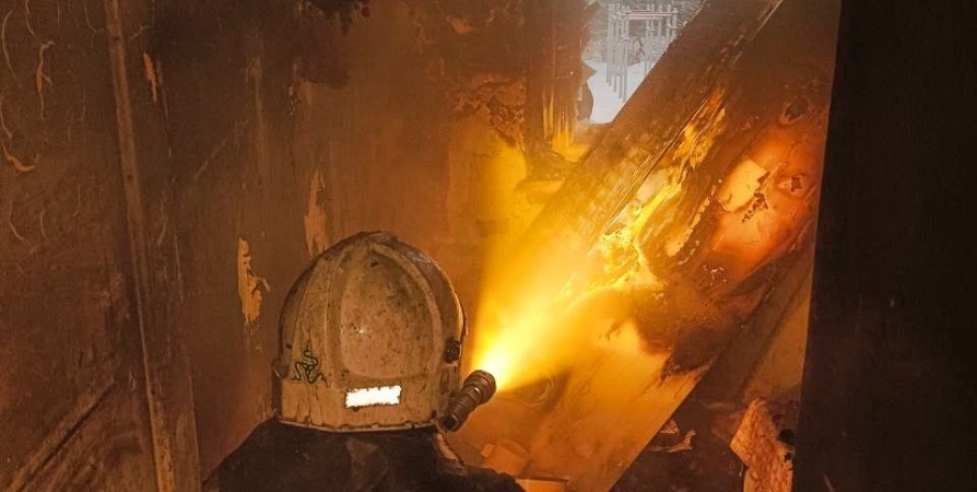 При пожаре в Мурманске спасли женщину, семеро эвакуированы
