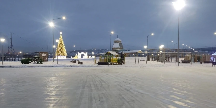 Каток на Поморской набережной в Коле готов принимать гостей