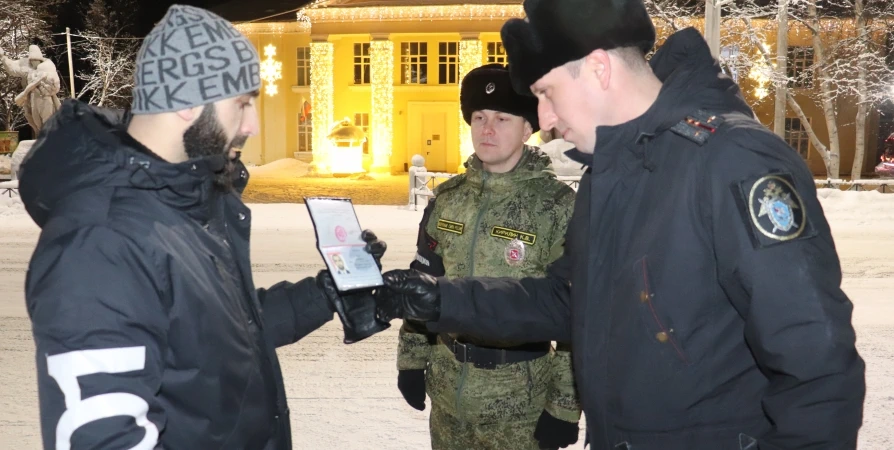 Бывшим мигрантам в Печенгском районе на улице вручили повестки в военкомат