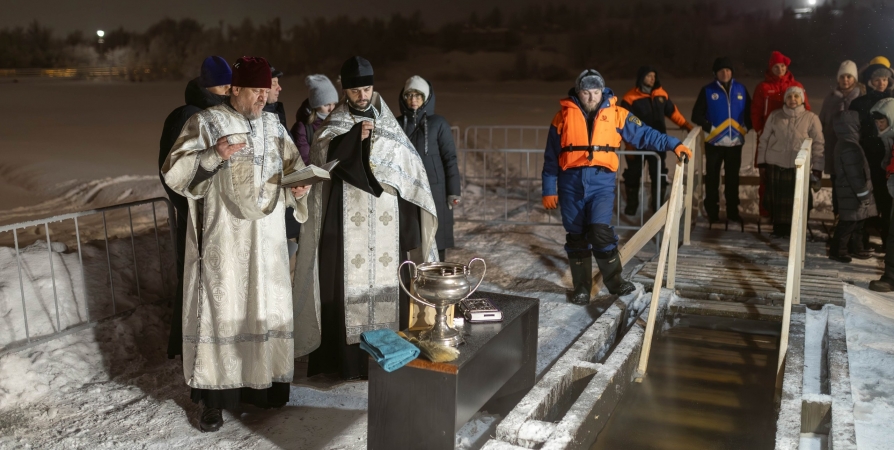 В Мурманске в Крещенскую прорубь окунулись 1000 человек