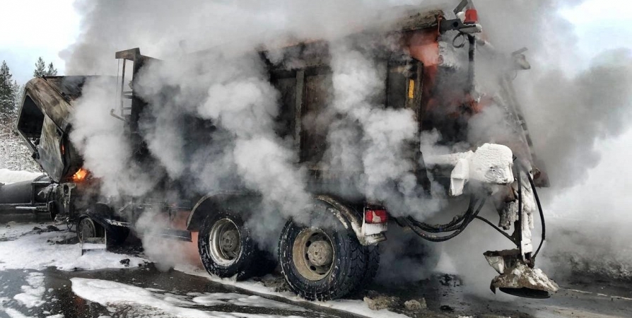 Под Оленегорском сгорел грузовик-автопосыпалка