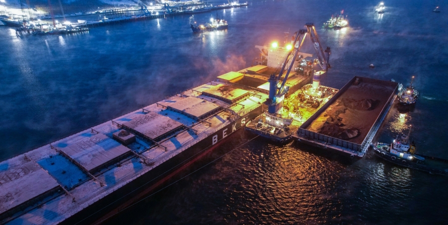 Мурманский морской торговый порт обрабатывает комбинированные навалочные грузы