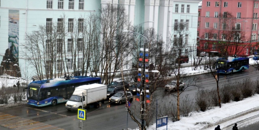 Причиной второго за неделю троллейбусного коллапса в Мурманске стала соль на дорогах