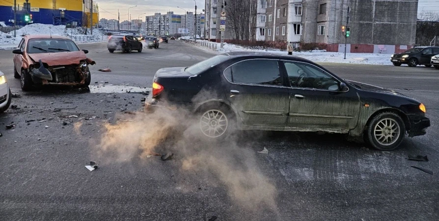 Нарушил ПДД и пострадал: В Мурманске столкнулись две иномарки