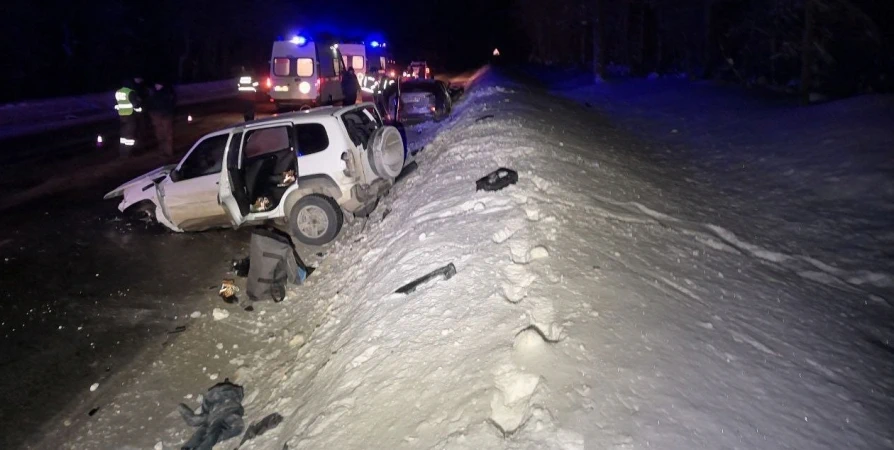 В ДТП под Кандалакшей погиб человек, четверо пострадали