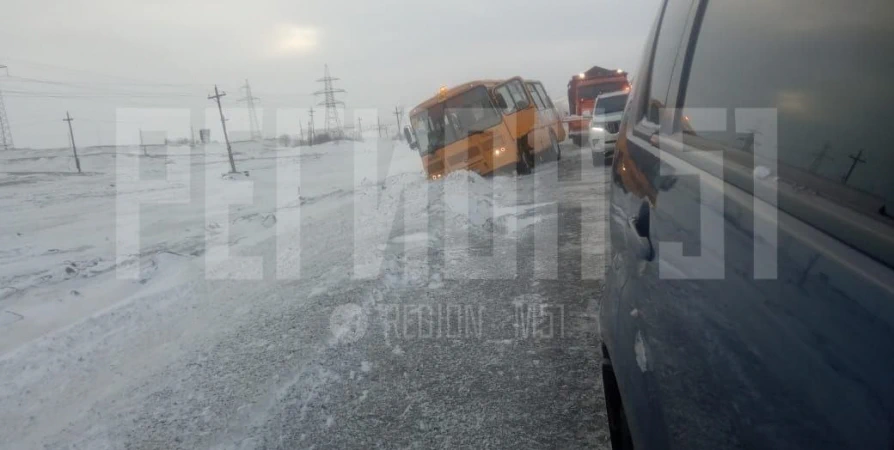 Школьный автобус съехал в кювет на трассе под Мончегорском