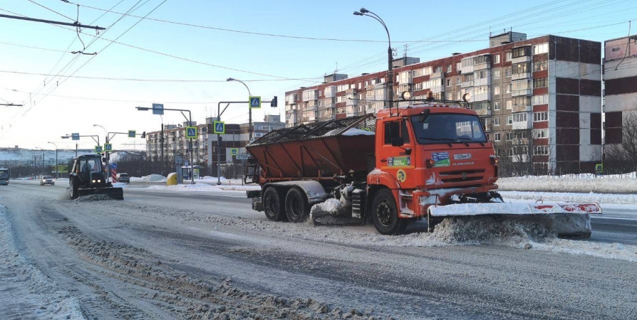 C последствиями снегопада в Мурманске борются 75 единиц техники и более 100 рабочих