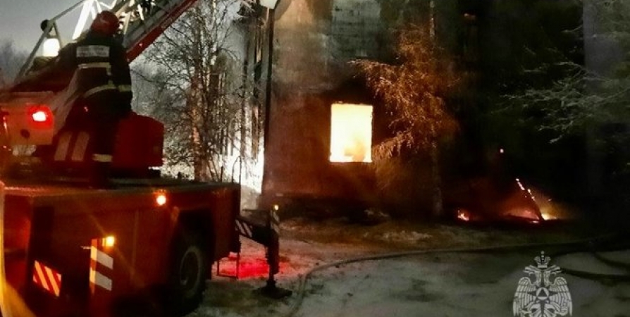 Двух человек спасли из горящей «деревяшки» в Мурманске