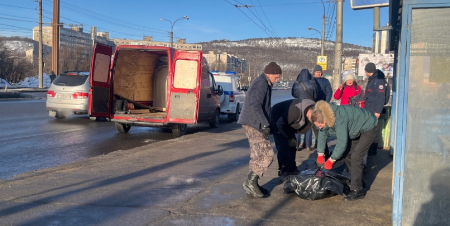 На остановке общественного транспорта в Мурманске обнаружили тело мужчины