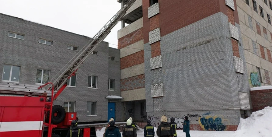 В Апатитах пожарные приехали к самому известному недострою