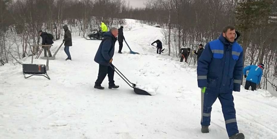 Трассу Мурманского лыжного марафона отсыпают вручную лопатами из-за нехватки снега