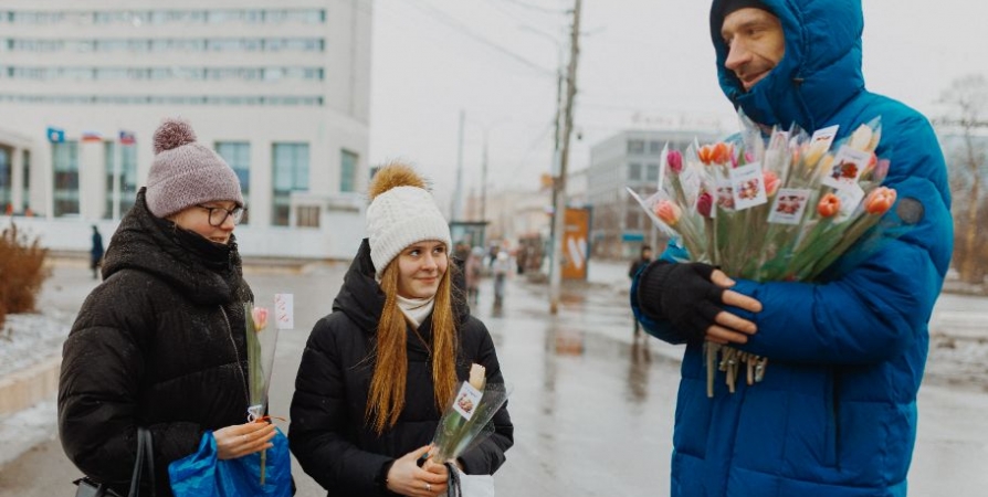 В центре Мурманска женщинам раздают тюльпаны