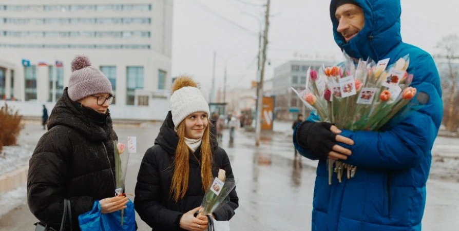 В центре Мурманска женщинам раздают тюльпаны