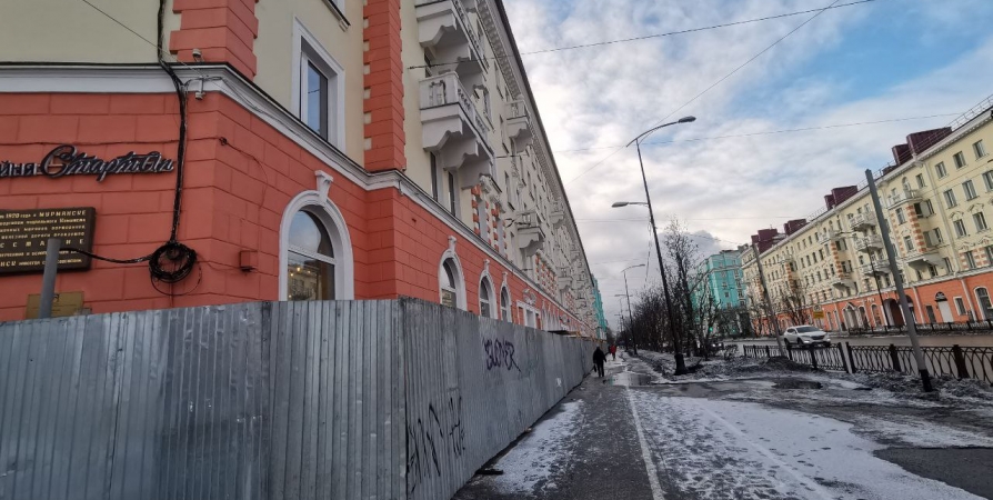 «Сталинку» на Пяти углах в Мурманске снова обнесли забором