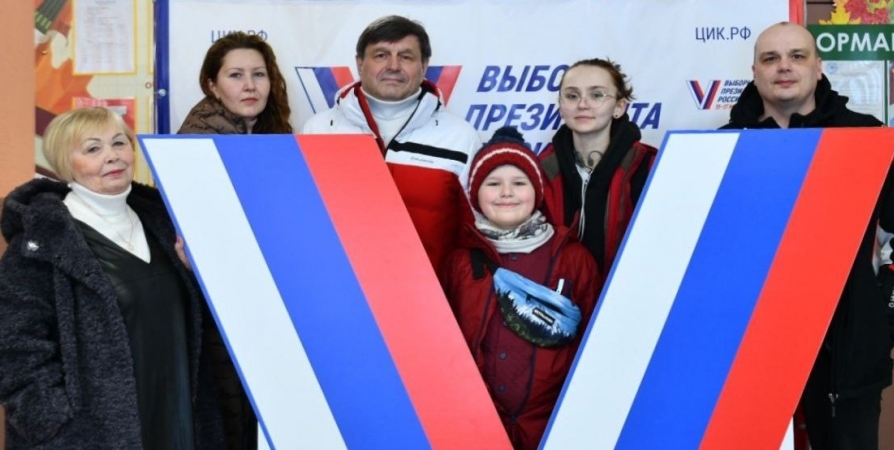 Всей семьей: Мурманский депутат Сергей Коробков проголосовал на выборах президента