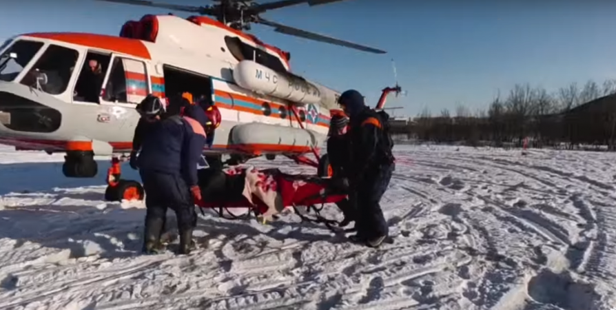 Спасатели вертолетом доставили в Мурманск обморозившего ноги рыбака