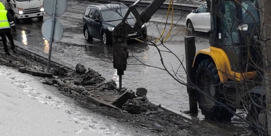 На затопленной Подгорной в Мурманске чистят ливневую канализацию