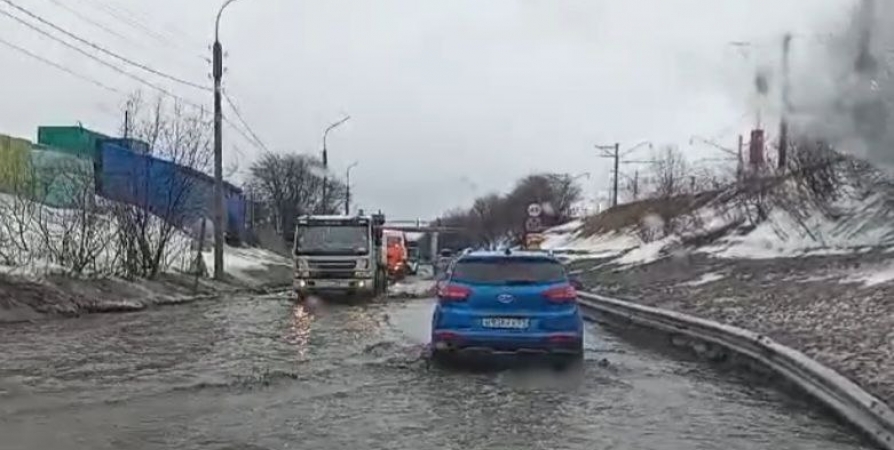 В Мурманске по улице Подгорная машины передвигаются вплавь