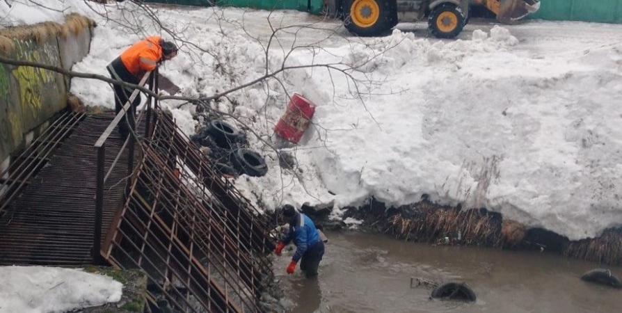Уборка снега и расчистка водозаборных узлов: В Мурманске проводят противопаводковые мероприятия