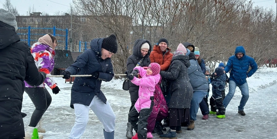 Мурманчане семьями перетягивали канат на Аллее поколений