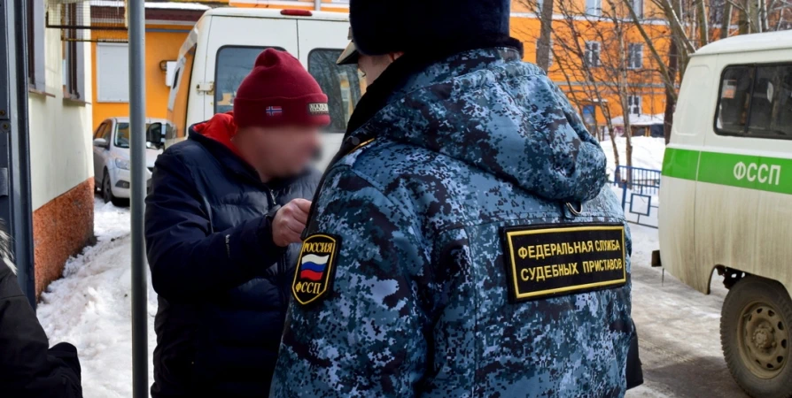 Судебные приставы в Мурманске побудили директора УК привести в порядок подвал жилого дома