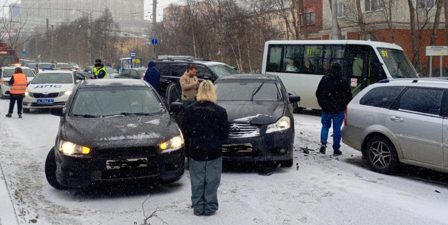 Несколько столкнувшихся легковушек перегородили дорогу в центре Мурманска