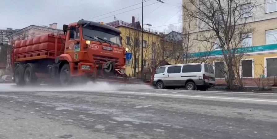 Мурманские дороги второй год подряд моют с шампунем