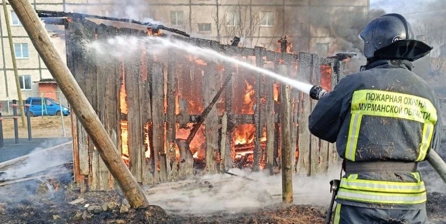 В Полярных Зорях сгорели шесть деревянных построек и две бани