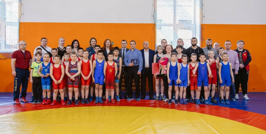 Директора спортшколы № 13 Виталия Аспера наградили почетным знаком за вклад в развитие Мурманска