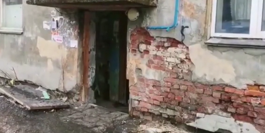 Глава СКР поручил проверить информацию о разрушающемся доме с плесенью в Мурманске