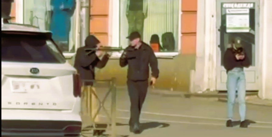 Бесцельно-дерзкого мужчину с автоматом задержали в центре Мурманска