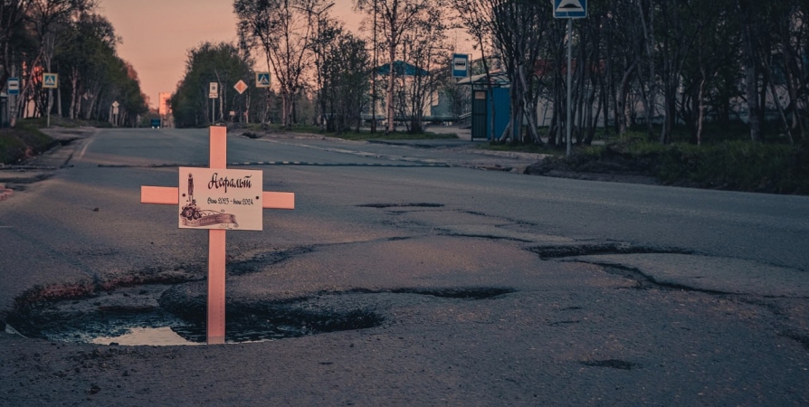 В Североморске крестами в ямах на дорогах выставили «линию обороны Прасова»