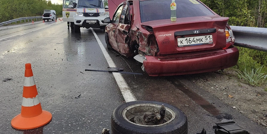 Пьяный водитель без прав на каршеринговой Lada Granta устроил ДТП под Апатитами