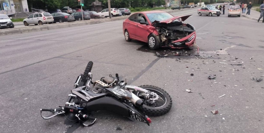 «Забывший» ПДД водитель авто и мотоциклист без прав: В Мурманске произошло ДТП с пострадавшими