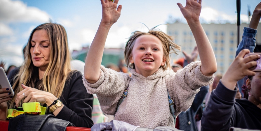 В День молодежи в Мурманске пройдет шествие одинаковых людей и «открытый микрофон»