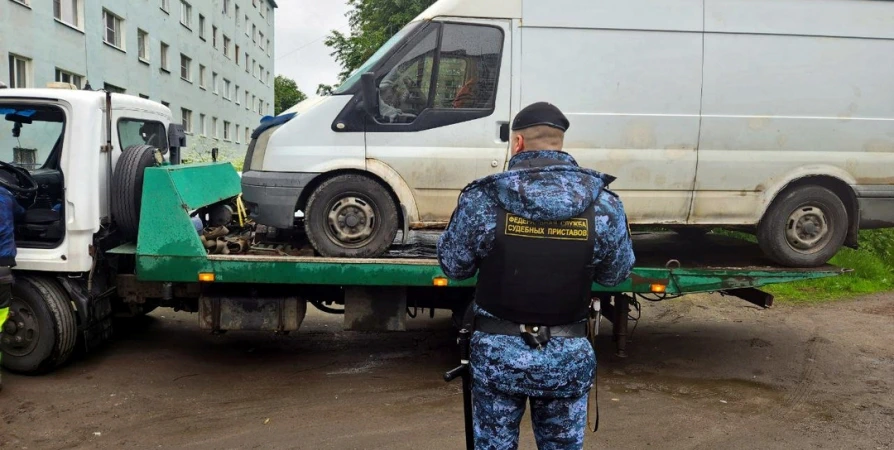 Мурманчанин погасил долги, чтобы вернуть свои машины со спецстоянки