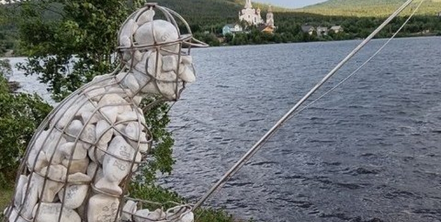 В Мончегорске на берегу озера появился «Рыбачок» из камней и проволоки