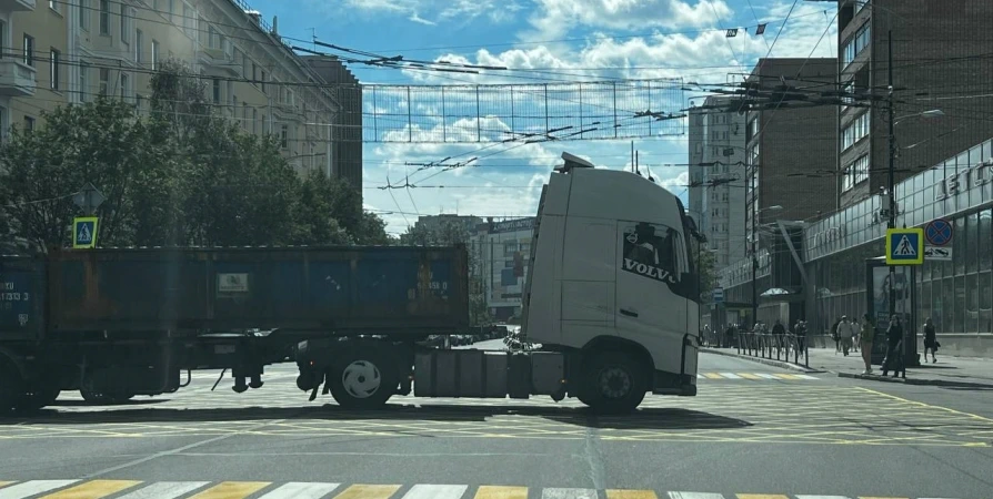 На перекрестке Ленина и Книповича в Мурманске появилась «вафельная» разметка