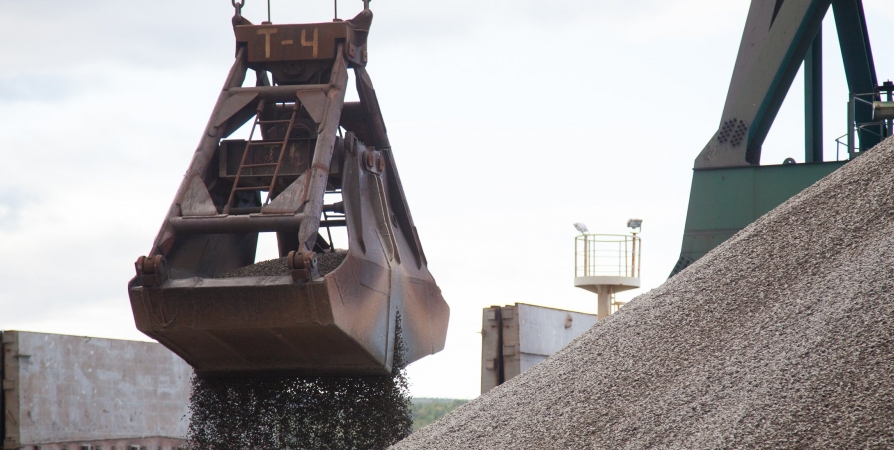 В Мурманском торговом порту обработали первую партию песка и щебня в 35 тысяч тонн