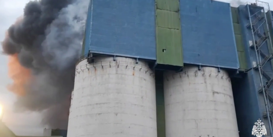Крыша промышленного предприятия в Мурманской области горела на площади 1500 «квадратов»