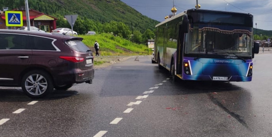 Пенсионерка пострадала в ДТП с рейсовым автобусом на въезде в Кировск